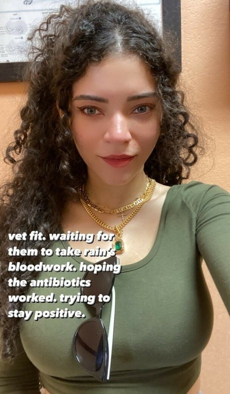 巨乳で小柄なオンリーファンズ アダルト 写真