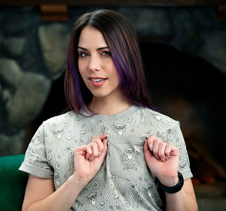 Laura Bailey ヌードのポルノスター 画像