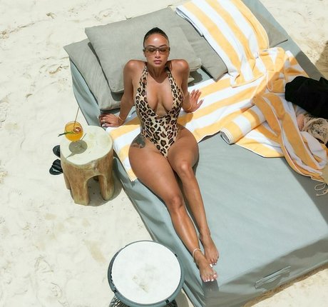 バブルバットオンリーファン セクシーヌード ギャラリー