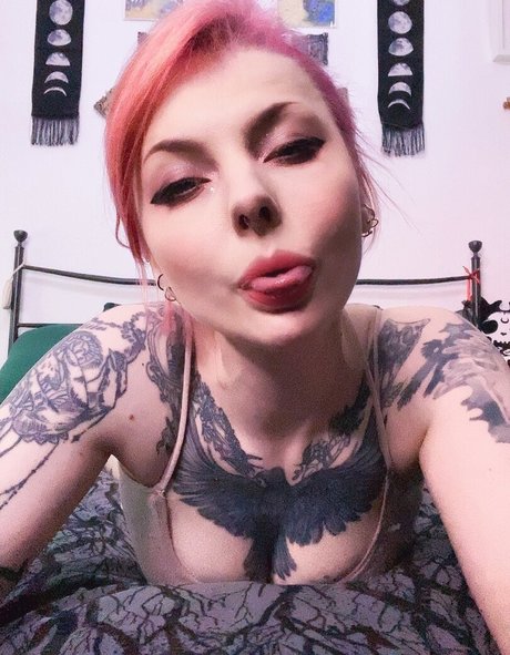 ヌード 屋外 OnlyFans ポルノグラフィック 写真