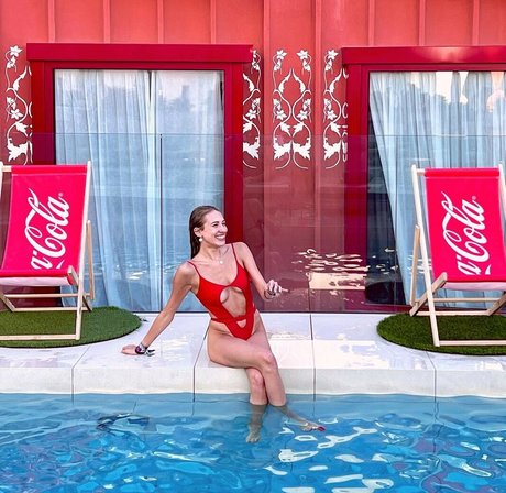 AlaiaJeanneau セクシーモデル 写真