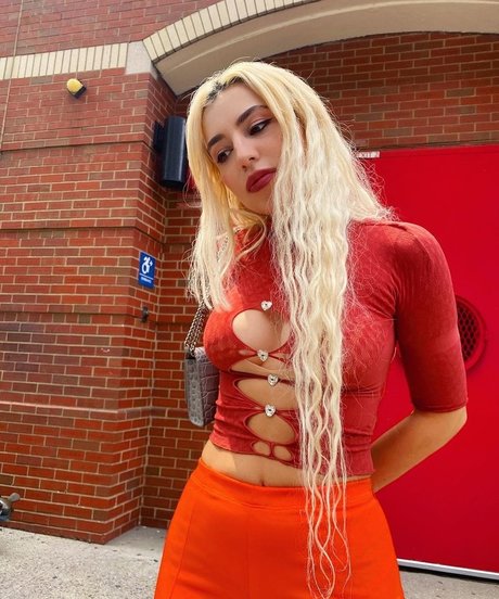 Ava Max ポルノスター アート 画像