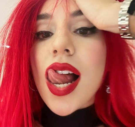 Ava Max アートスター 写真