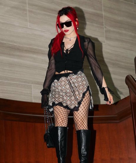 Ava Max ヌードのポルノスター 写真