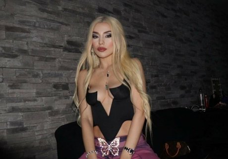 Ava Max アートモデル ギャラリー