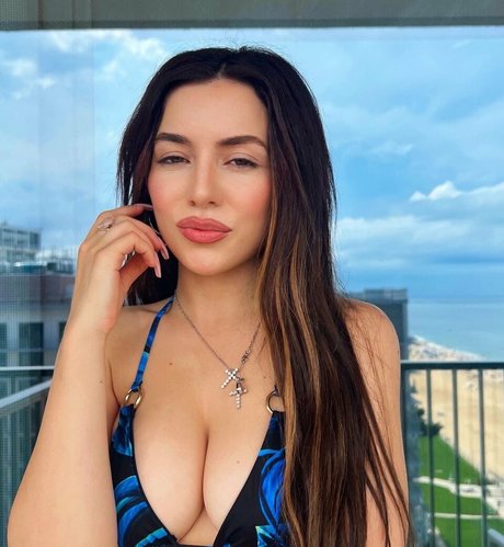 Ava Max ヌードのポルノスター 画像