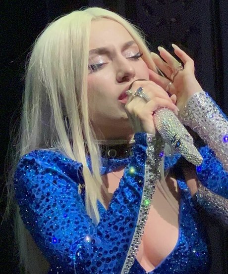 Ava Max 可愛いモデル 写真