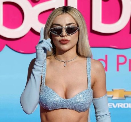 Ava Max 無料のポルノスター ギャラリー