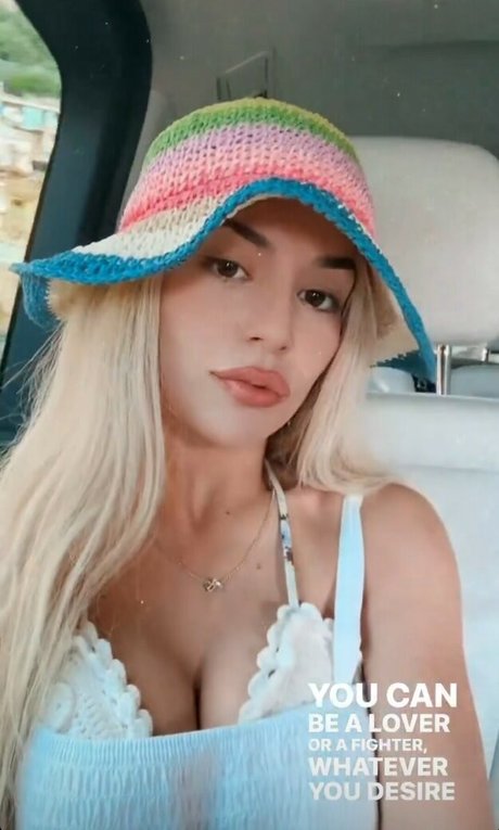 Ava Max 裸モデル 写真