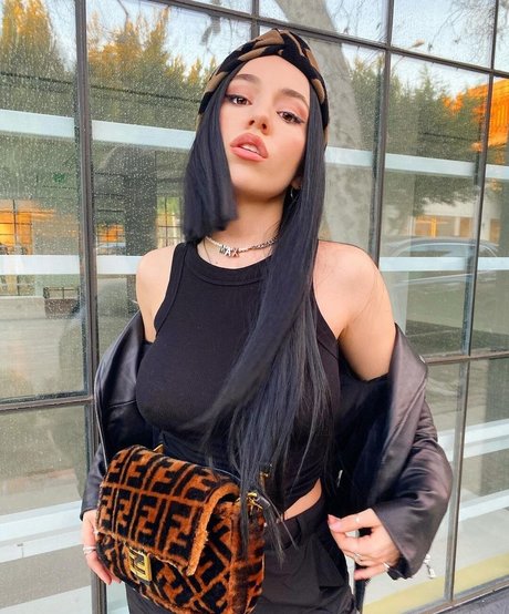 Ava Max 独占ポルノスター 写真