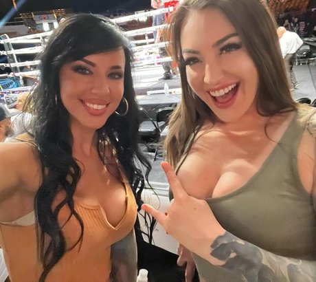 英国のティーンオンリーファン アート裸 画像