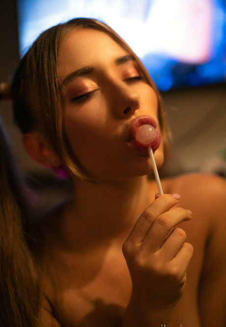 ルビーオンリーファン セクシー裸 ギャラリー