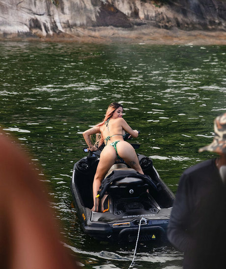 AZZY ヌードモデル 写真