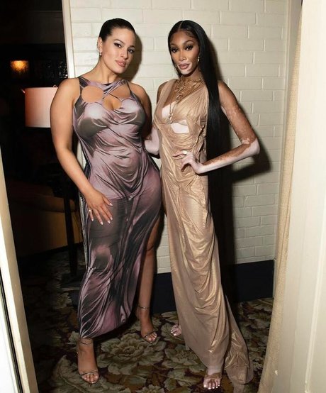 ブッシュ・オンリーファンズ 無料セックス 写真