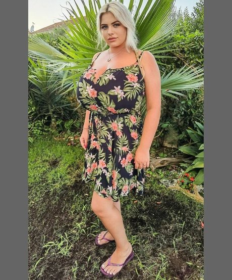 ブッシュ・オンリーファンズ ポルノグラフィック 写真