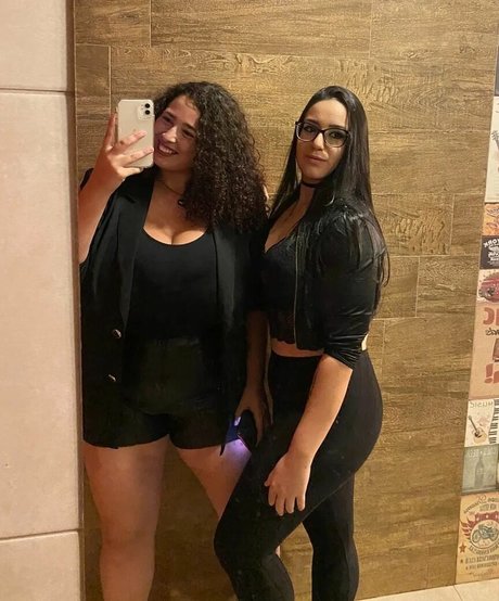 大きなお尻と巨乳のオンリーファンズ 無料 写真