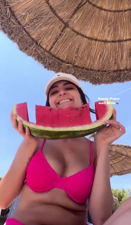 大きなお尻と巨乳のオンリーファンズ アート裸 写真