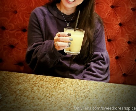 ブルネットの猫OnlyFans ポルノグラフィック 画像