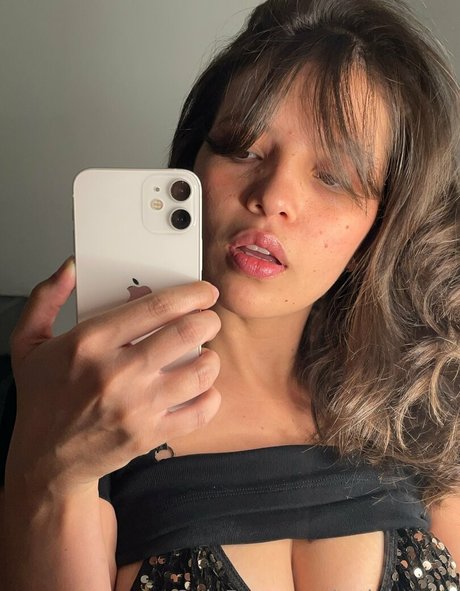 巨乳の黒人女性オンリーファンズ アートxxx 画像