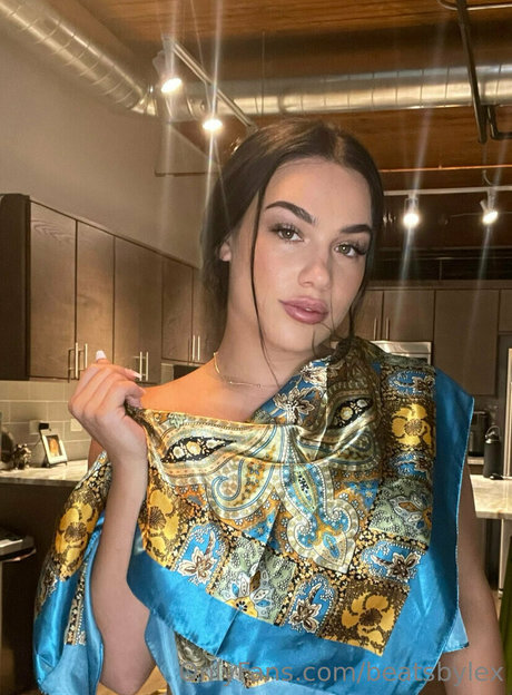 巨大なチンポを持つシーメールオンリーファンズ ホット ギャラリー