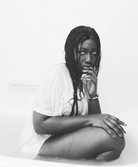 巨乳の赤毛オンリーファンズ トップ 写真