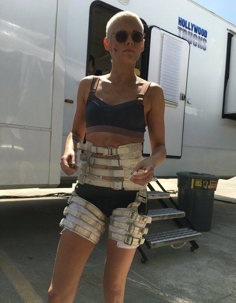 オンリーファンズで セクシーヌード ギャラリー