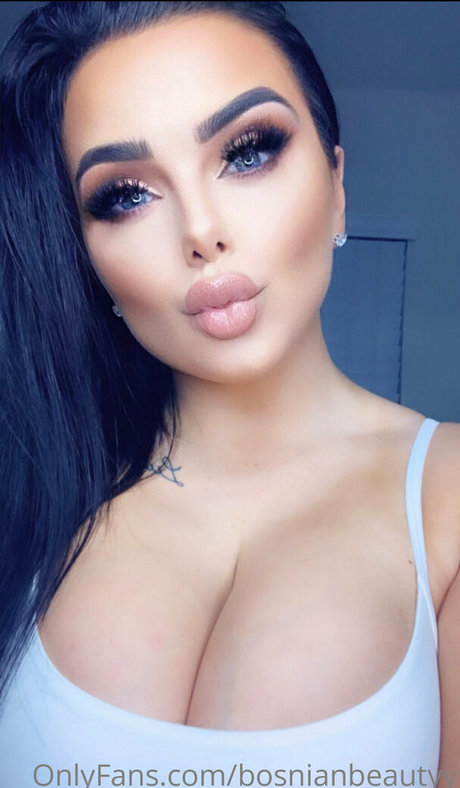 巨乳ティーンオンリーファンズ セクシーヌード 写真