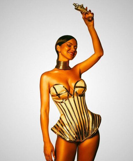 Apostoleanu かわいいスター 画像