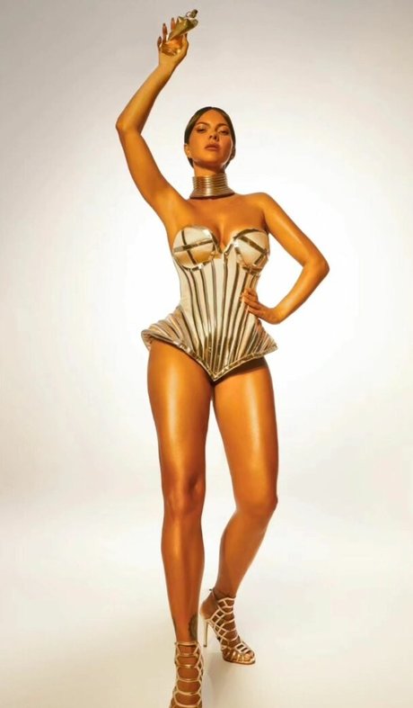 Apostoleanu ポルノモデル 写真