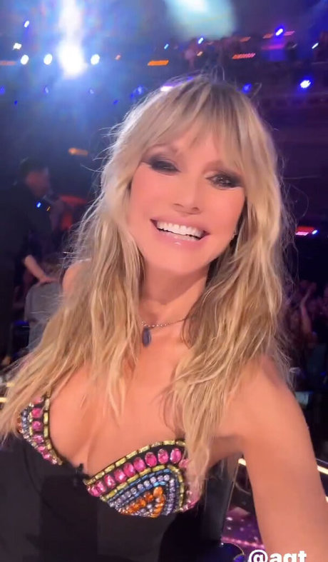 ミニドレス OnlyFans 可愛い 写真