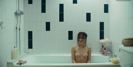 巨乳の赤毛オンリーファンズ アートヌード 画像