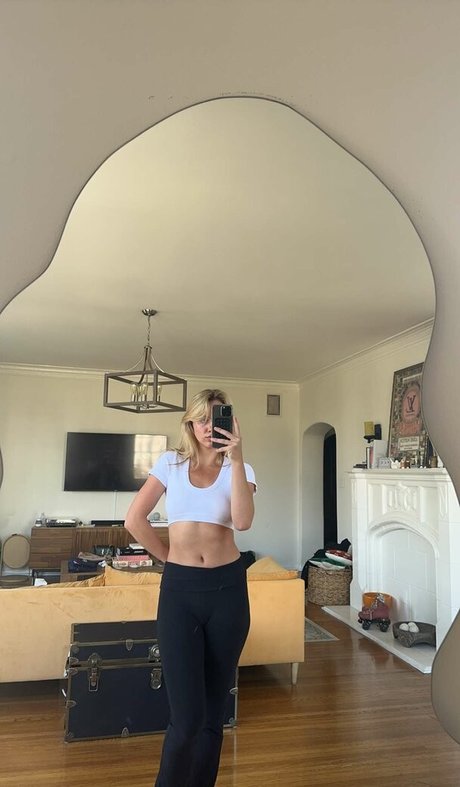 Emma Brooks ポルノモデル 画像