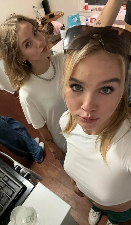 ゴス3P OnlyFans 裸 写真