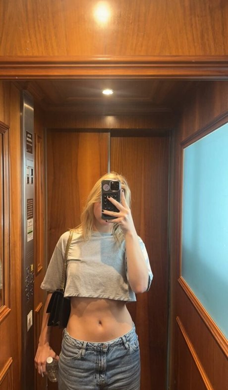 Emma Brooks ヌードモデル 写真