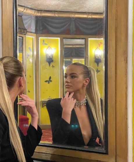 Emma Brooks 完璧なポルノスター ギャラリー