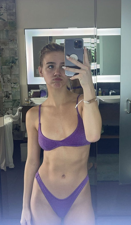 金髪クーガーオンリーファンズ エロチック ギャラリー