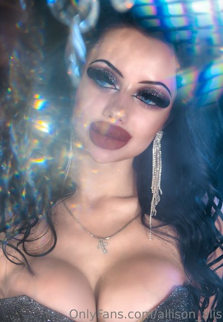 ピアス乳首オンリーファンズ 無料セクシー 写真