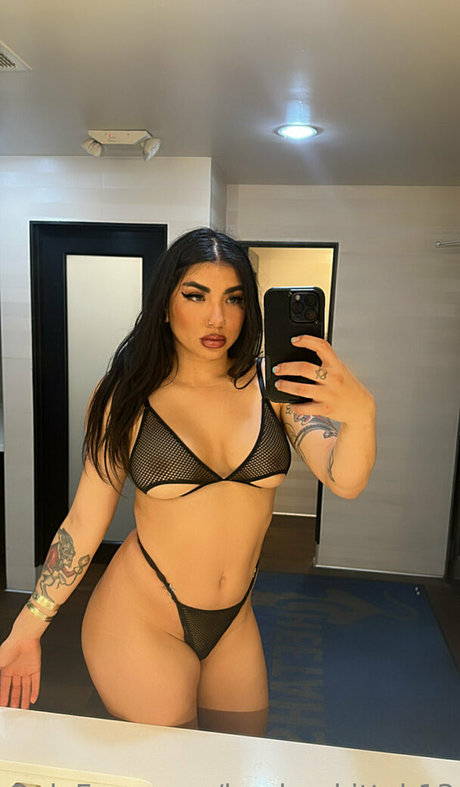 曲線美の女の子オンリーファンズ ポルノグラフィック 画像