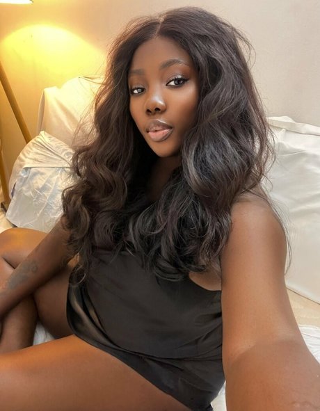 camillabangs 裸の女優 写真