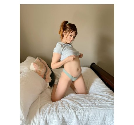 垂れ下がった熟女OnlyFans アート裸 画像