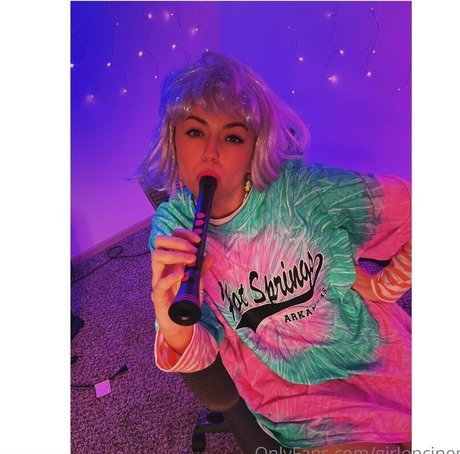 太めのブロンドオンリーファンズ アートポルノ 写真