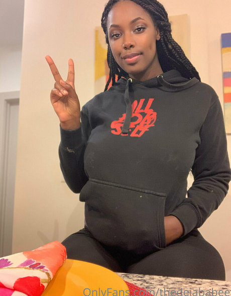 thedejababee ヌード女優 画像