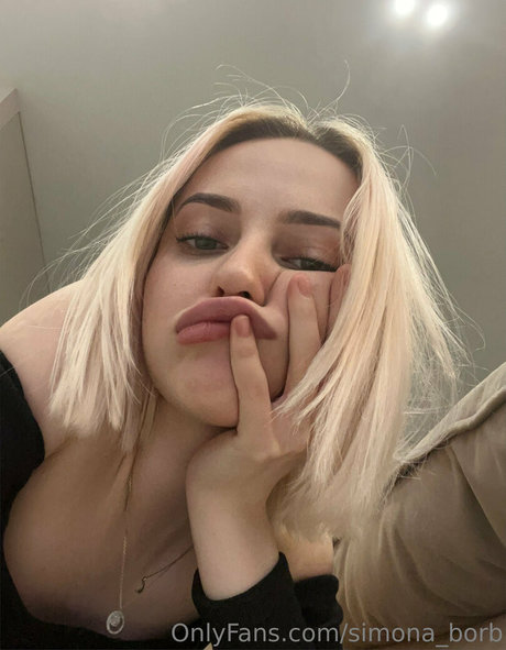 50歳以上のオンリーファンズ セクシーヌード 写真