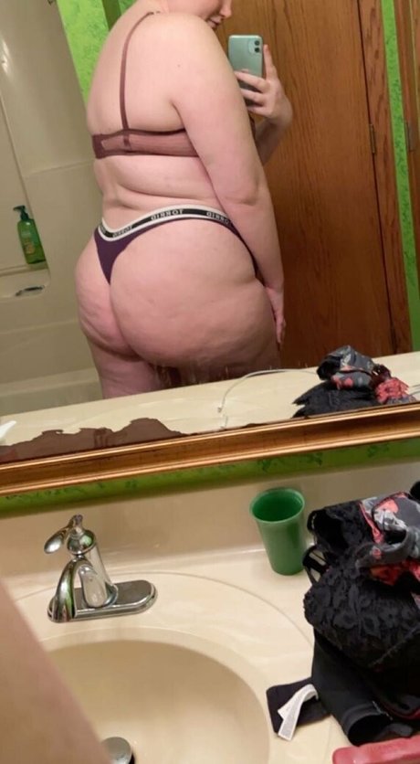 大きな乳首オンリーファンズ エロチック 写真