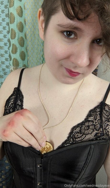 wednesdayeve ホット女優 画像