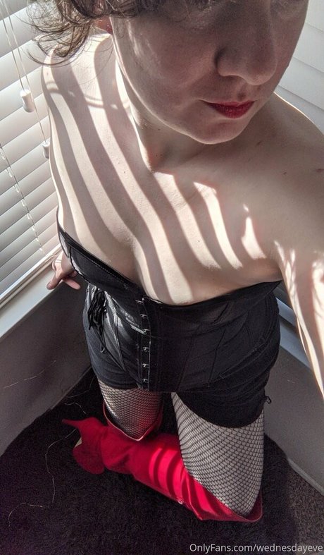 wednesdayeve ホット女優 画像