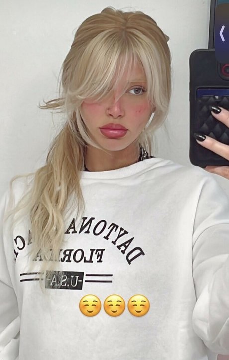 巨乳の黒人女性オンリーファンズ アート裸 ギャラリー