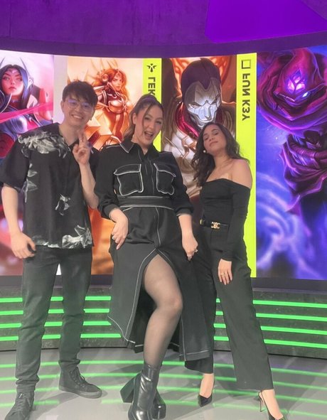 Troubleinc ポルノモデル 写真