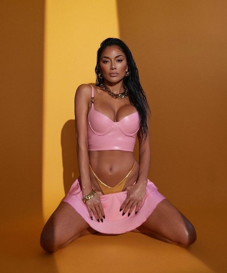 アジア人のティーンの足 オンリーファンズ 美しい裸 写真