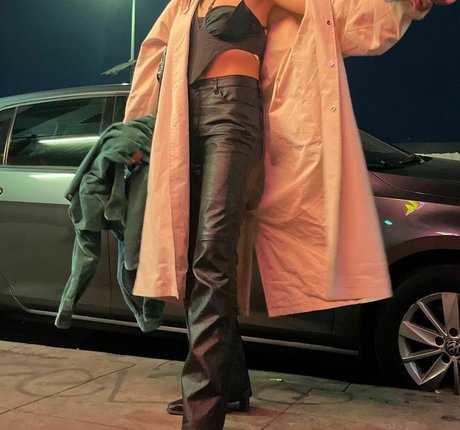 Taylor Upsahl ヌードモデル 写真